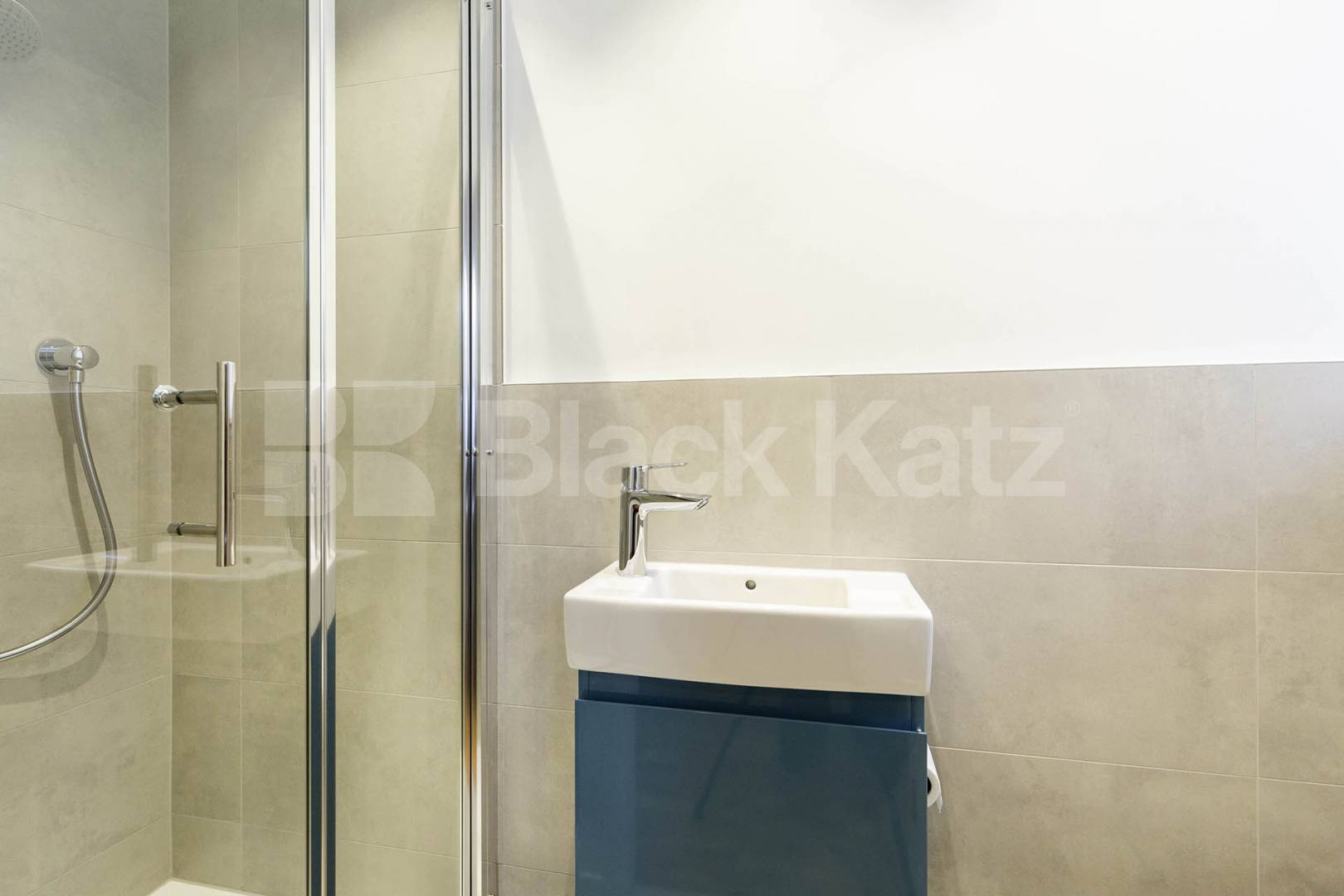 Newly refurbished three double bedroom two bathroom flat mins to Euston. Cranleigh Street, Camden